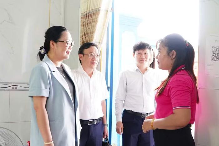 Tham gia Đoàn công tác có đại diện lãnh đạo Vụ Giáo dục Mầm non, Vụ Giáo dục Phổ thông, Cục Quản lý chất lượng (Bộ GD&ĐT); cùng đại diện lãnh đạo Sở GD&ĐT tỉnh An Giang.