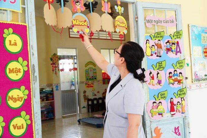 Bên cạnh điểm trường chính, Thứ trưởng cũng thăm điểm lẻ của Trường Mầm non Hòn Đất, tìm hiểu điều kiện dạy và học của cô trò. Theo bà Nguyễn Thị Quý Dung, Hiệu trưởng Trường Mầm non Hòn Đất, đầu năm học 2026 - 2027, trường có 1 trường chính, 1 phân hiệu và 2 điểm trường; với 25 nhóm, lớp và 709 trẻ.