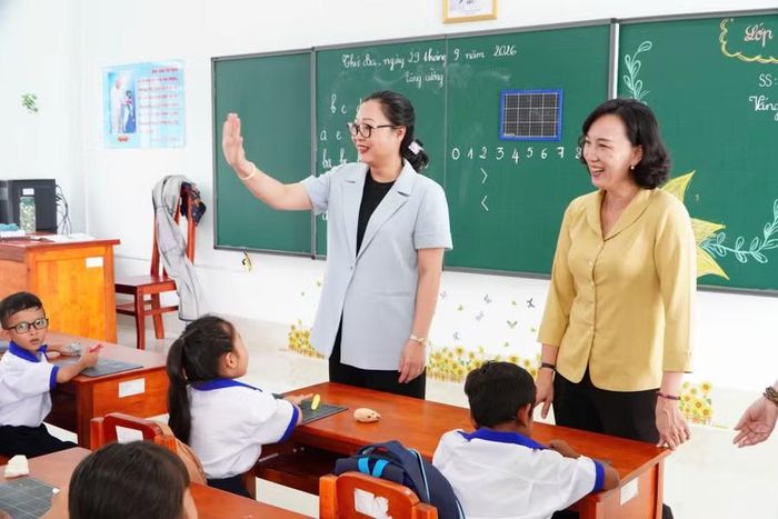 Những nụ cười trong cuộc gặp gỡ giữa Thứ trưởng Nguyễn Thị Quyên Thanh và Phó Chủ tịch UBND tỉnh An Giang Nguyễn Thị Minh Thúy (phải) cùng với học sinh vùng biên giới xã Giang Thành.