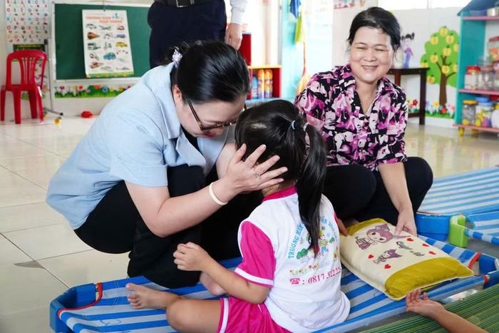 Sự gần gũi, thân thiện của Thứ trưởng trong cuộc gặp gỡ góp phần tiếp thêm động lực cho cô trò tại điểm trường lẻ, nơi chỉ có vỏn vẹn 2 lớp học.