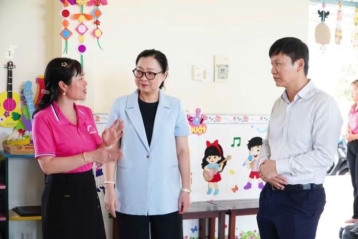 Thứ trưởng Nguyễn Thị Quyên Thanh và Vụ trưởng Vụ Giáo dục Mầm non Nguyễn Thanh Đề (phải) trò chuyện với giáo viên tại điểm trường lẻ, chia sẻ những khó khăn trong quá trình tổ chức hoạt động giáo dục.