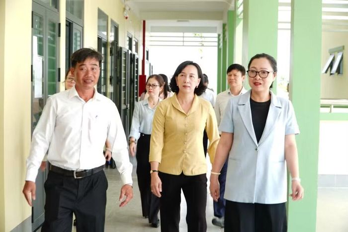 Rời Trường Mầm Non Hòn Đất, Đoàn công tác của Bộ GD&ĐT tiếp tục đến thăm Trường Phổ thông nội trú TH&THCS Giang Thành, ngôi trường vùng biên giới An Giang.