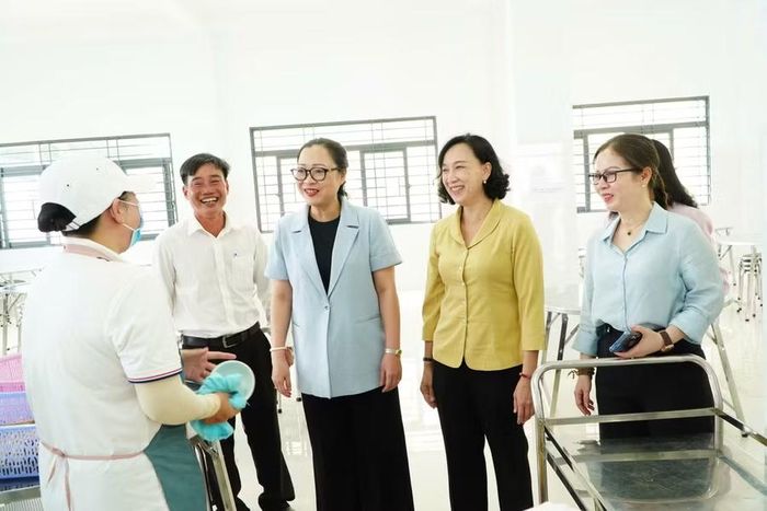 Thứ trưởng vui vẻ trò chuyện, kiểm tra từ lớp học đến bữa ăn của học sinh tại Trường Phổ thông nội trú TH&THCS Giang Thành. Theo ông Phạm Quang Nhớ, Hiệu trưởng nhà trường, việc tổ chức bếp ăn hiện có sự hỗ trợ của Tiểu đoàn bộ binh 6 thuộc Trung đoàn 20, trực thuộc Sư đoàn 330, góp phần giúp nhà trường duy trì hoạt động ăn uống trong giai đoạn đầu.
