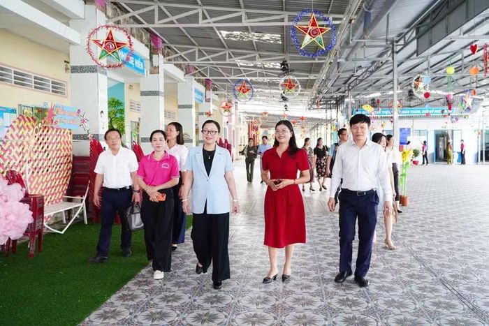 Đoàn công tác Bộ Giáo dục và Đào tạo (GD&ĐT) do Thứ trưởng Nguyễn Thị Quyên Thanh làm Trưởng đoàn vừa có chuyến công tác tại tỉnh An Giang, làm việc với UBND tỉnh, thăm các trường mầm non và phổ thông nội trú vùng biên.