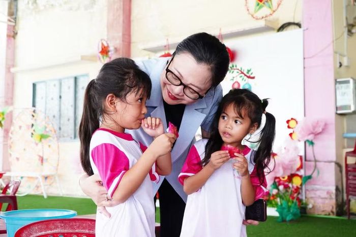 Thứ trưởng Nguyễn Thị Quyên Thanh thăm, trò chuyện với trẻ mầm non của trường trong giờ ăn trưa.