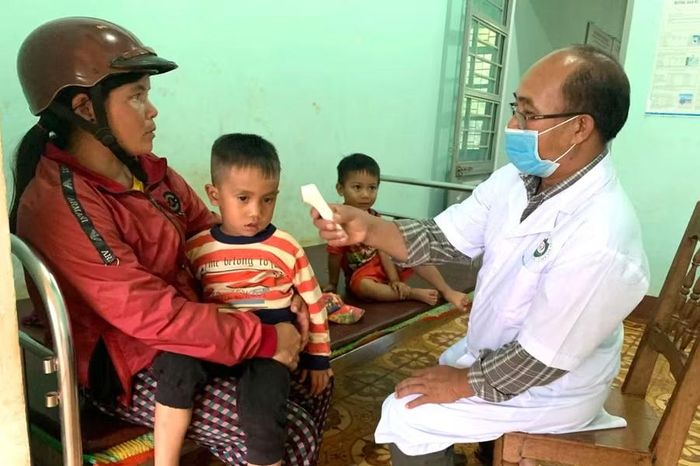 Nhân viên y tế thôn và cô đỡ thôn, bản trên địa bàn tỉnh Gia Lai nhận mức hỗ trợ hàng tháng. Ảnh minh họa.