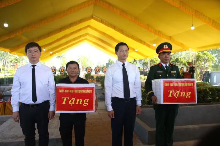 Tặng quà động viên các lực lượng tìm kiếm hài cốt liệt sĩ.