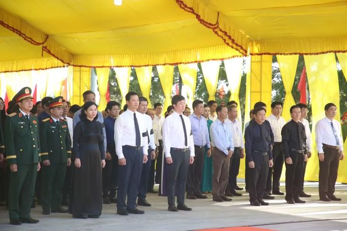 Lãnh đạo Trung ương và tỉnh Quảng Trị tri ân các liệt sĩ.