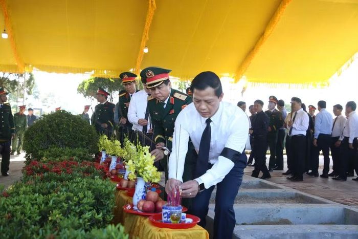 Lãnh đạo tỉnh Quảng Trị dâng hương tri ân các liệt sĩ.