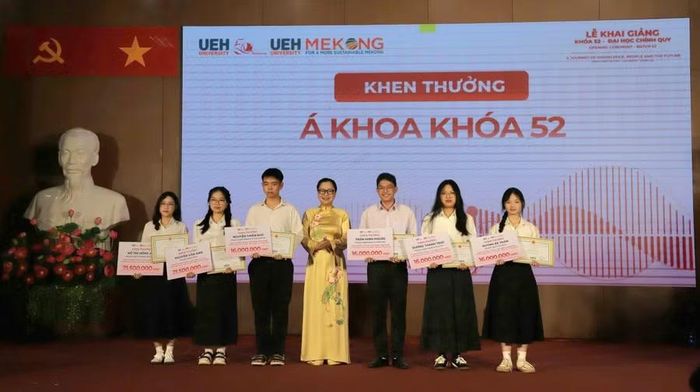 Thứ trưởng Nguyễn Thị Quyên Thanh trao khen thưởng cho các tân sinh viên là á khoa khoá 52 của Phân hiệu ĐH Kinh tế TPHCM tại Vĩnh Long.