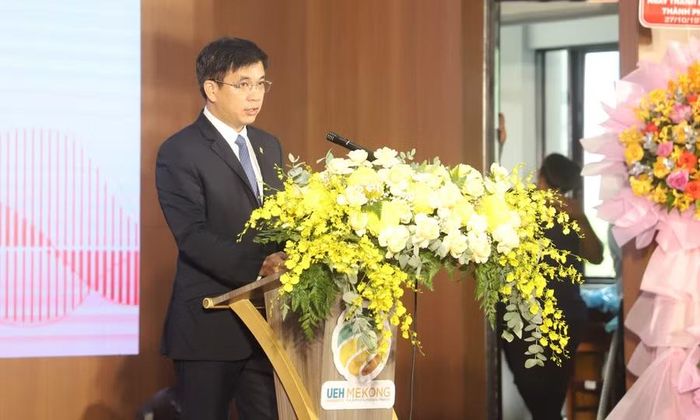 PGS.TS Bùi Quang Hùng, Bí thư Đảng ủy, Giám đốc UEH phát biểu tại lễ khai giảng.