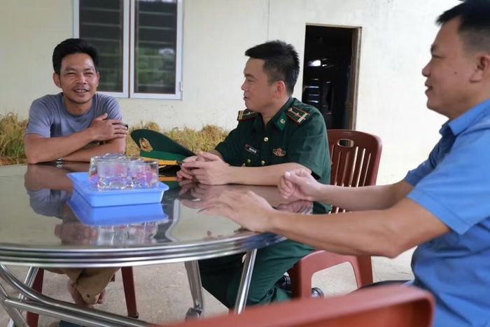 Cán bộ địa phương và lực lượng biên phòng thường xuyên thăm hỏi, tuyên truyền phổ biến các chủ trương đường lối của Đảng, Pháp luật nhà nước đến với bà con đồng bào Chứt.
