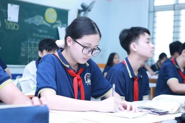 Học sinh lớp 9, Trường THCS Tây Mỗ trong giờ học Toán trên lớp.