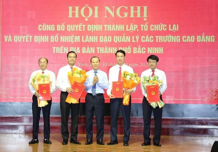 Ông Mai Sơn, Phó Chủ tịch Thường trực UBND TP Bắc Ninh trao các quyết định và chúc mừng lãnh đạo Trường Cao đẳng Công nghiệp Bắc Ninh.