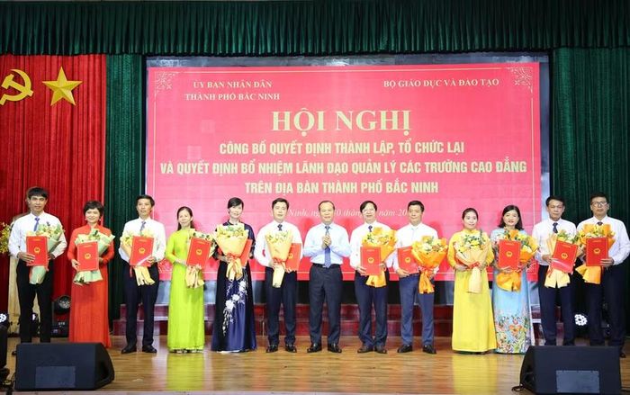 Ông Mai Sơn, Phó Chủ tịch Thường trực UBND TP Bắc Ninh trao các quyết định và chúc mừng các Hiệu trưởng, Phó Hiệu trưởng Trường Cao đẳng Bắc Ninh.