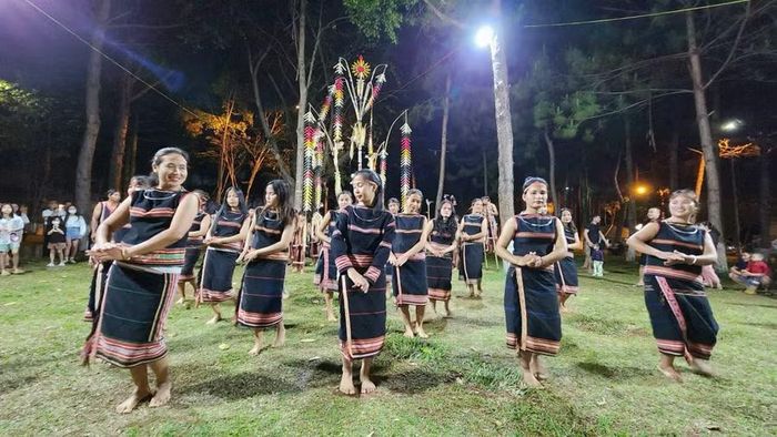 Đến Gia Lai, du khách có cơ hội được thưởng thức cồng chiêng, trải nghiệm múa xoang.
