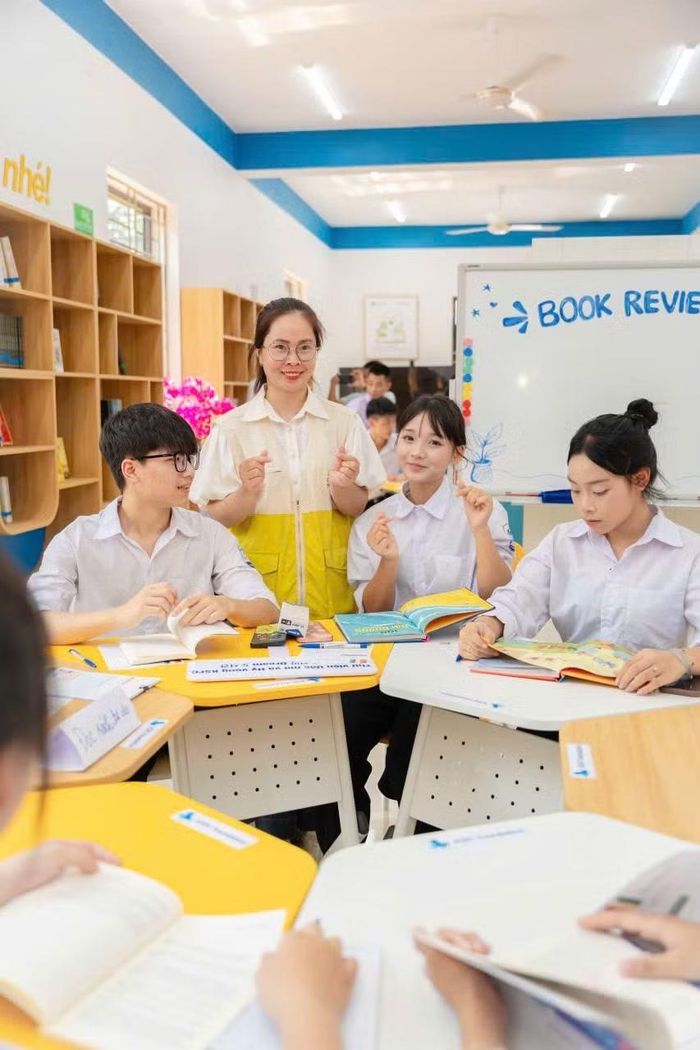 Hào hứng tìm hiểu thông tin hướng nghiệp.