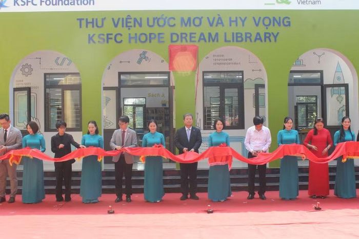 Các đại biểu, nhà tài trợ cắt băng khánh thành.
