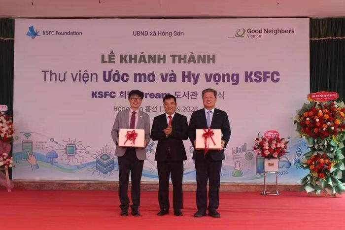 Nhà trường tặng quà lưu niệm cho đơn vị tài trợ.