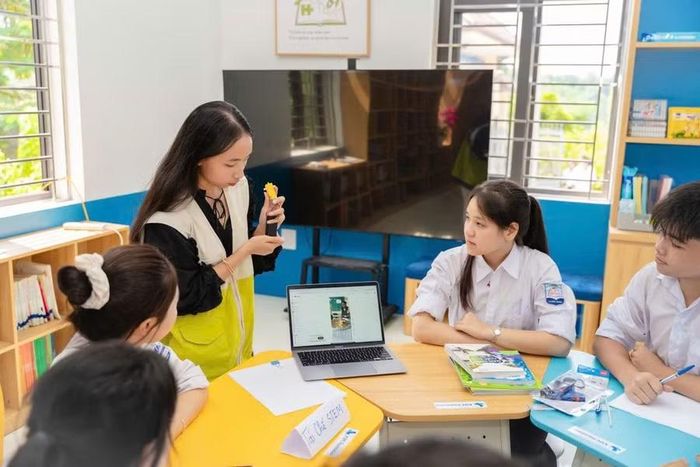 Các em học sinh trải nghiệm không gian tri thức mới.