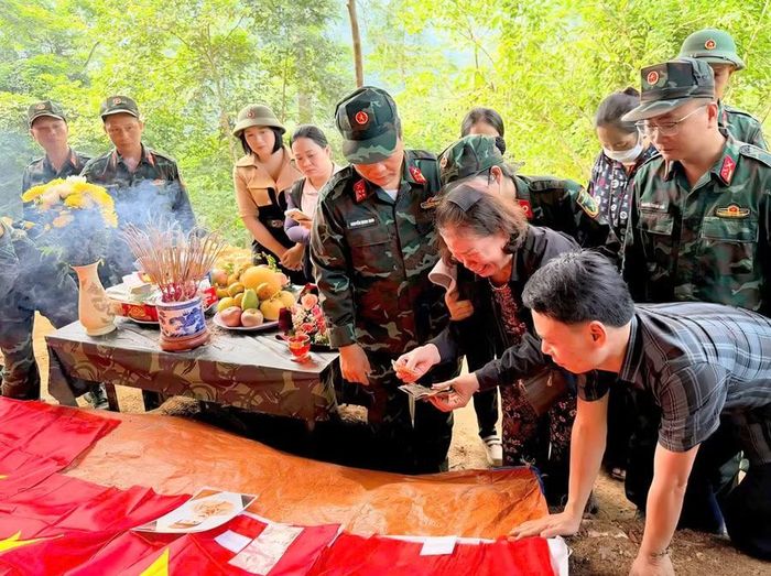Thân nhân liệt sĩ nghẹn ngào bên kỷ vật của người thân.