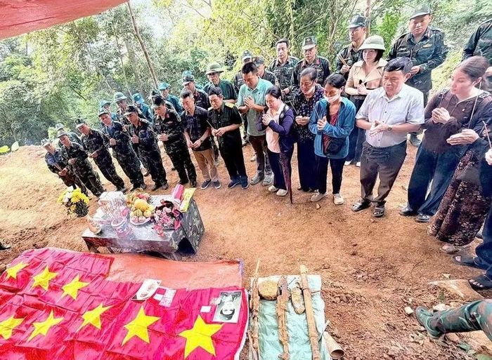 Cất bốc, quy tập hài cốt của các liệt sĩ.