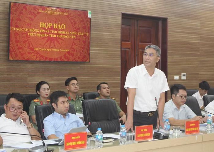 Nhà báo Ngô Sỹ Nha, Trưởng Văn phòng Đại diện Báo Giáo dục và Thời đại khu vực Việt Bắc trao đổi tại họp báo.