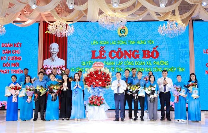 Lãnh đạo tỉnh Hưng Yên tặng hoa chúc mừng các Công đoàn mới thành lập. Ảnh: Đinh Chiến