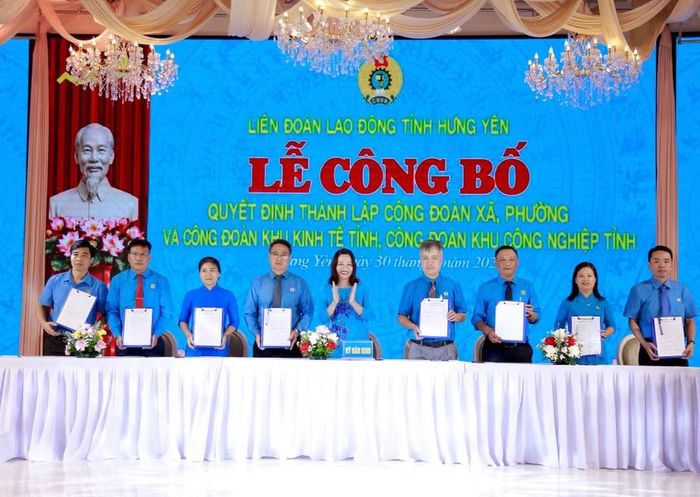 Ký kết biên bản bàn giao Công đoàn cơ sở, đoàn viên từ Liên đoàn Lao động tỉnh Hưng Yên về 16 Công đoàn được thành lập. Ảnh: Đinh Chiến