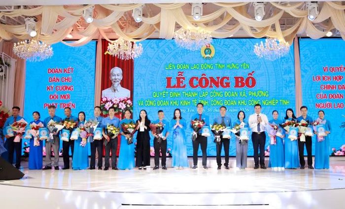 Lãnh đạo tỉnh Hưng Yên trao quyết định về việc thành lập công đoàn 14 xã, phường, Công đoàn Khu kinh tế tỉnh và Công đoàn Khu công nghiệp tỉnh. Ảnh: Đinh Chiến