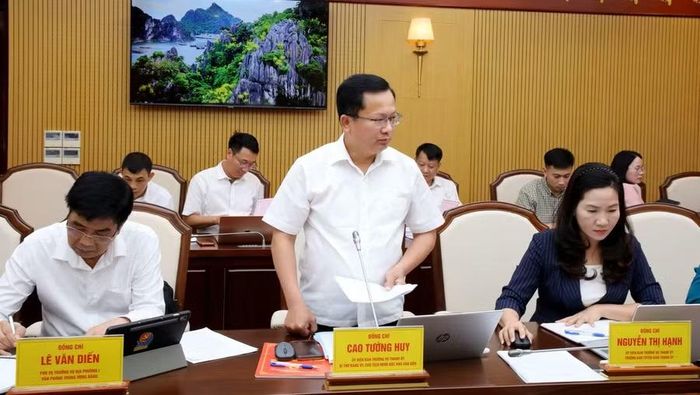 Ông Cao Tường Huy, Bí thư Đảng ủy, Chủ tịch HĐND đặc khu Vân Đồn phát biểu tại hội nghị. Ảnh: Thu Chung