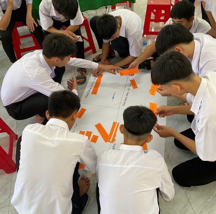 Học sinh trải nghiệm các mô hình gắn với thực tiễn.