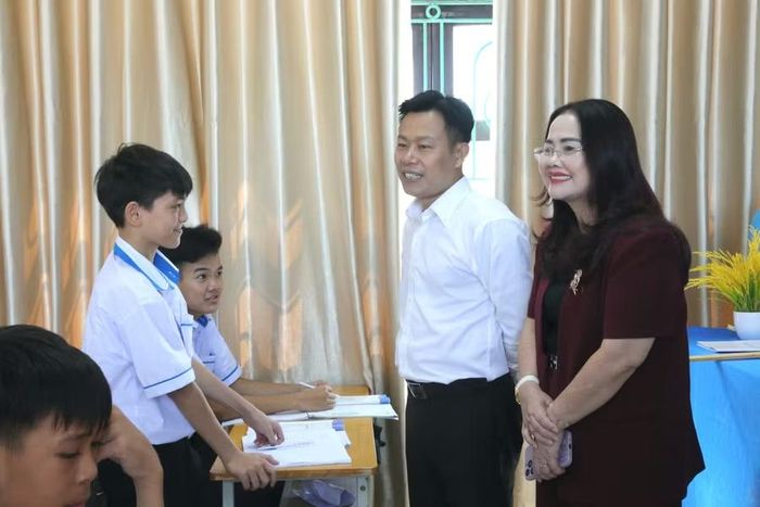 Thứ trưởng Lê Quân kiểm tra tình hình dạy học tại Trường THPT Lương Thế Vinh.