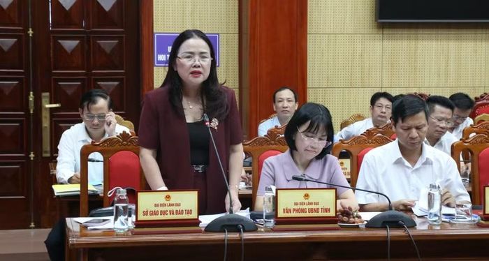Bà Lê Thị Hương, Giám đốc Sở GD&ĐT tỉnh Quảng Trị báo cáo tình hình triển khai nhiệm vụ năm học.