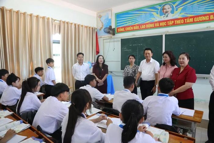 Lãnh đạo Bộ GD&ĐT kiểm tra tình hình dạy học tại Trường THPT Lê Hồng Phong.