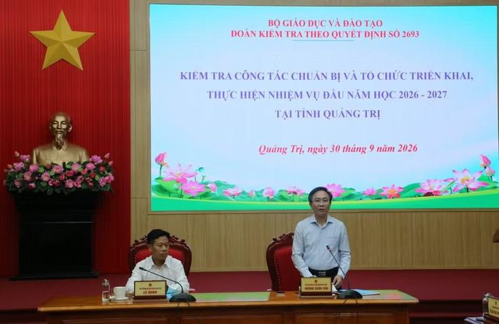 Ông Hoàng Xuân Tân, Phó Chủ tịch UBND tỉnh phát biểu tại hội nghị.