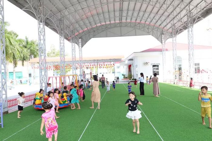 Khu vui chơi ngoài trời của trường được lắp mái che.