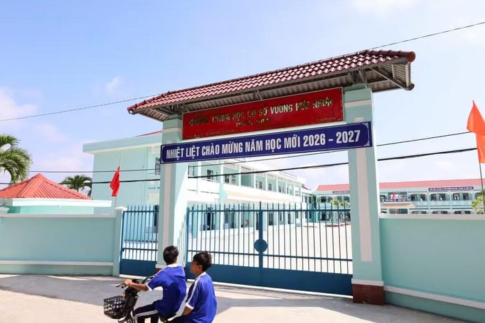 Cổng Trường THCS Vương Hữu Nhơn. Ảnh: QM.