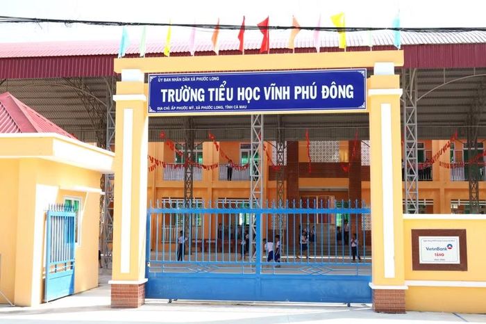 Cổng Trường Tiểu học Vĩnh Phú Đông.