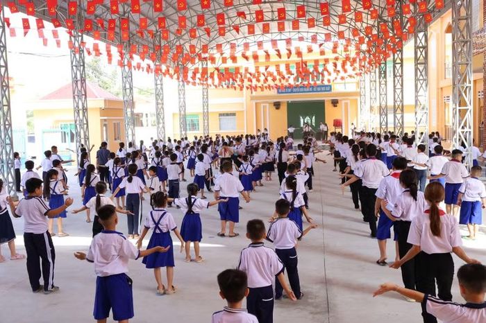 Khuôn viên Trường Tiểu học Vĩnh Phú Đông.