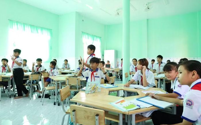 Học sinh hào hứng tham gia học tập.