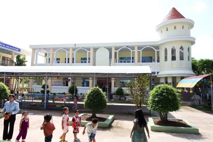 Khuôn viên Trường Mầm non Vĩnh Phú Đông.