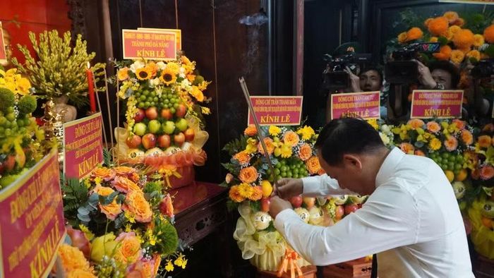 Ông Trịnh Văn Quyết dâng hương tại Nhà lưu niệm cụ Huỳnh Thúc Kháng.