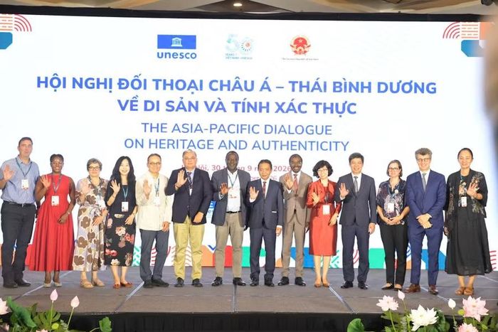 Các đại biểu chụp ảnh chung tại lễ bế mạc.