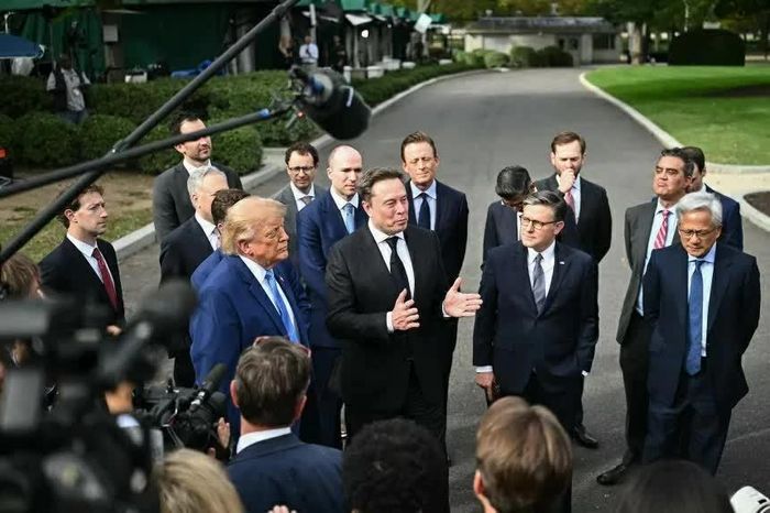 Tổng thống Trump đứng cùng các lãnh đạo doanh nghiệp công nghệ hàng đầu Mỹ và các phóng viên sau cuộc gặp ngày 29/9. (Nguồn: Getty Images)