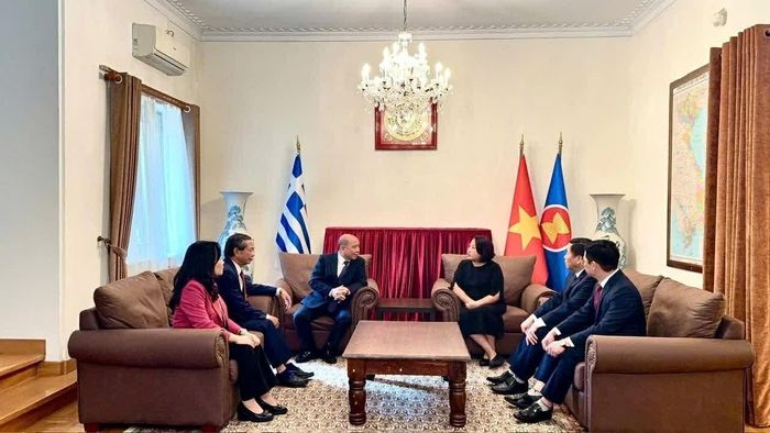 Đại sứ Việt Nam tại Hy Lạp Phạm Thị Thu Hương tiếp đoàn công tác tỉnh Phú Thọ do đồng chí Bùi Đức Hinh, Phó Bí thư Tỉnh ủy, Chủ tịch Hội đồng Nhân dân tỉnh làm Trưởng đoàn. (Nguồn: ĐSQ Việt Nam tại Hy Lạp)