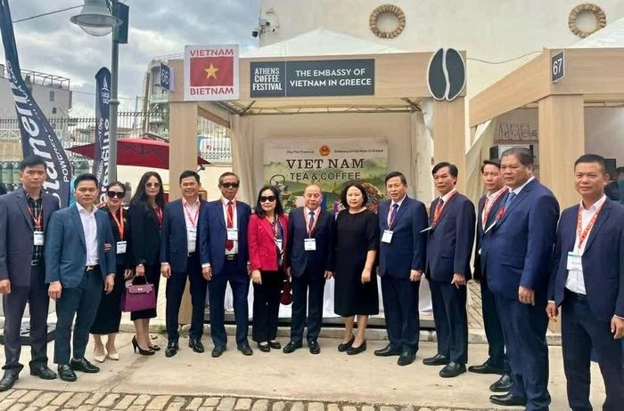 Chương trình hoạt động của đoàn tại Hy Lạp bao gồm việc tham dự và quảng bá trà Phú Thọ tại Lễ hội trà, cà phê Athens, là sự kiện quảng bá trà, cà phê lớn nhất tại Hy Lạp. (Nguồn: ĐSQ Việt Nam tại Hy Lạp)