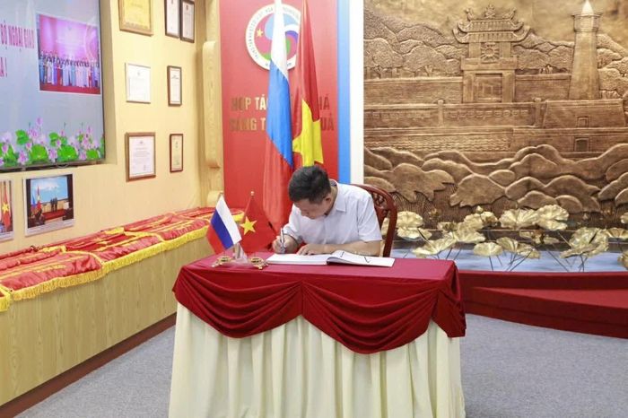Bí thư Chi bộ Vụ châu Âu Bùi Hà Nam ghi sổ lưu niệm. (Nguồn: Vụ châu Âu)