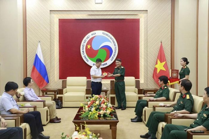 Sinh hoạt chuyên đề tại Trung tâm Nhiệt đới Việt - Nga là dịp để Chi bộ Vụ châu Âu nghiên cứu thực tiễn triển khai Nghị quyết số 57-NQ/TW của Bộ Chính trị. (Nguồn: Vụ châu Âu)