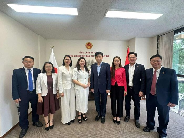 Các đại biểu chụp ảnh chung. (Nguồn: TLSQ Việt Nam tại Osaka)